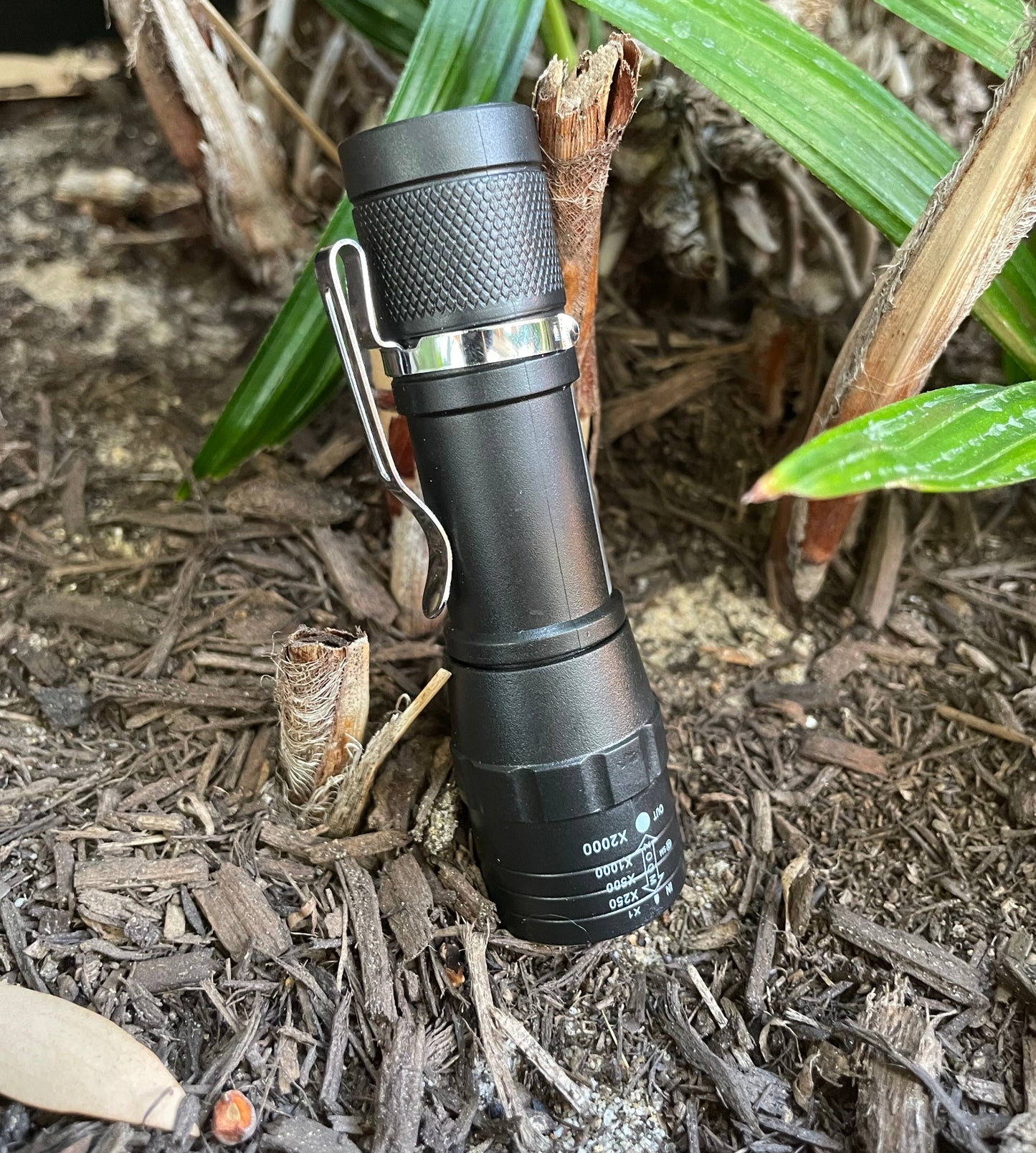 Rechargeable led zoom multi functional flashlight