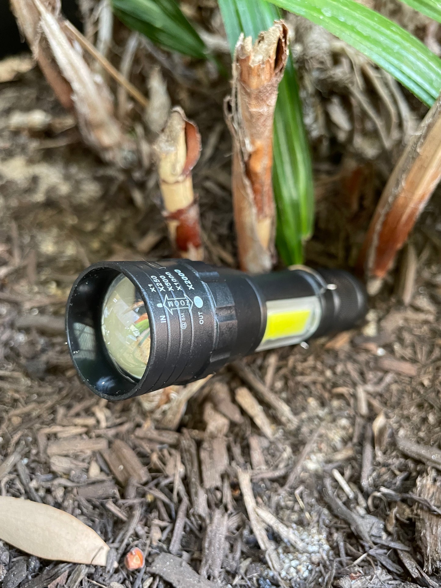 Rechargeable led zoom multi functional flashlight
